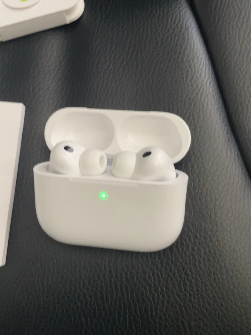 Apple White Wireless In-Ear Earbuds with Charging Case